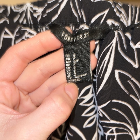 Strapless romper with leaf pattern - Picture 4 of 4